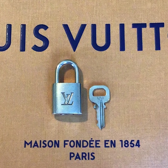 Louis Vuitton Lock & Key N.300 - Picture 3 of 4